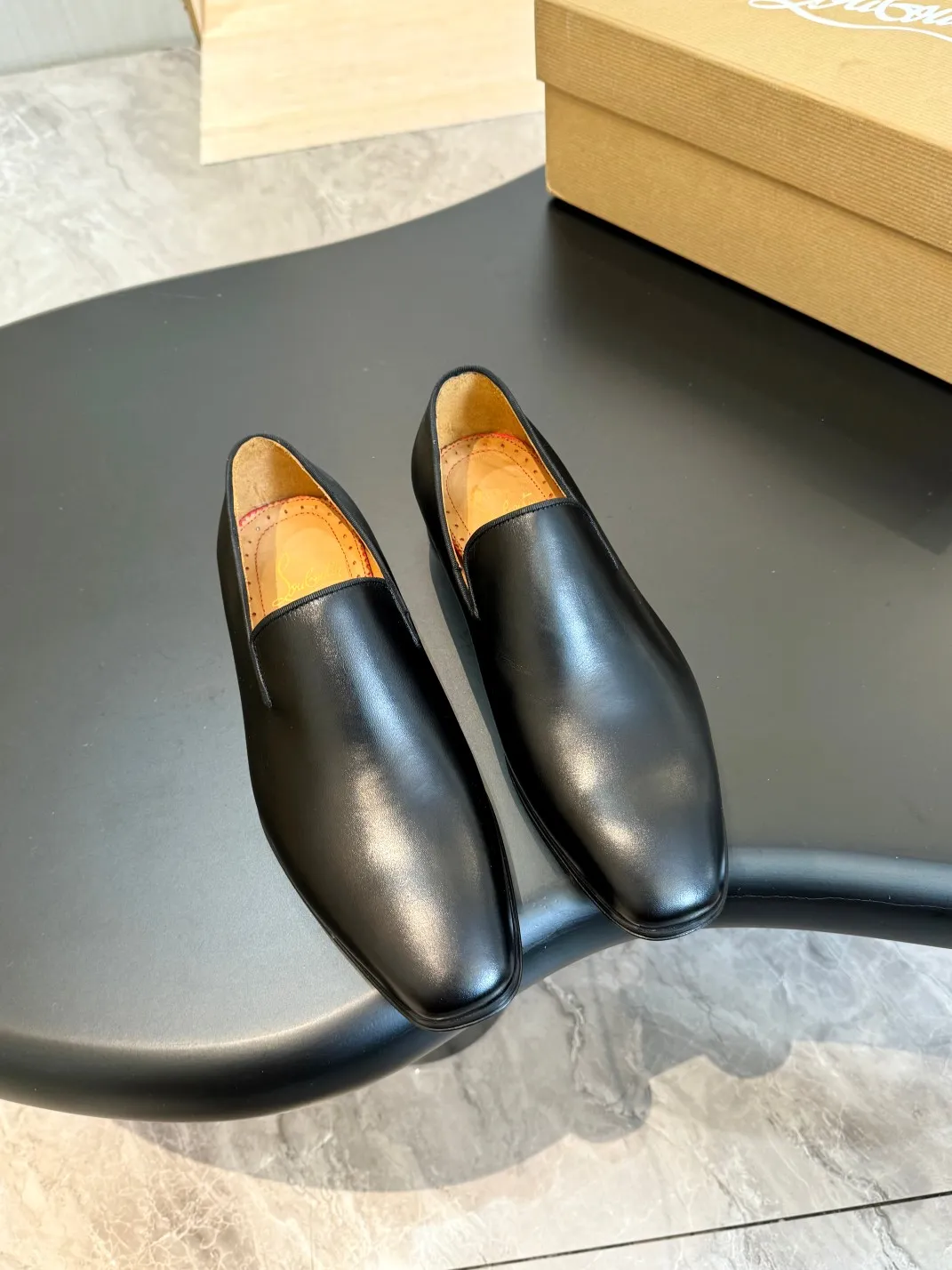 💰960 Christia*.Loubouti* high-end men's business formal leather shoes, original genuine cowhide red sole, imported Italian cowhide outsole, first-layer cowhide, water-dyed cowhide lining, high-end luxury. Size: 39-44 (customized at 38.45.46)✅